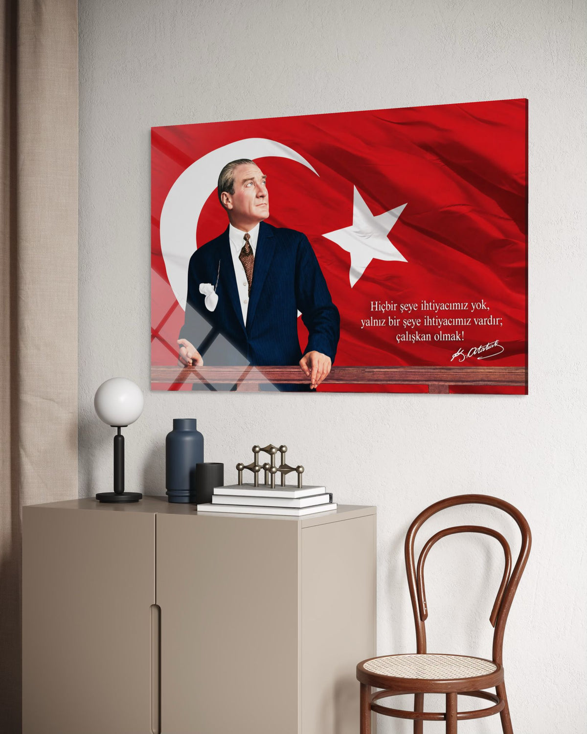 Atatürk "Çalışkan Olmak" Sözlü Bayraklı Cam Tablo – Vatansever Duvar Dekoru